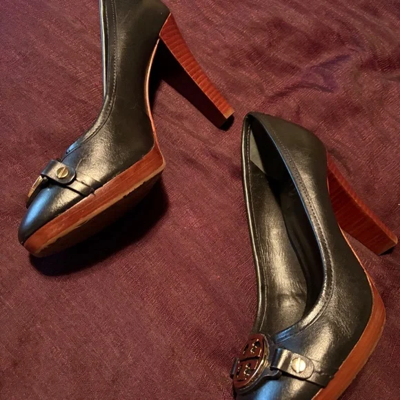 New Tory Burch Leather Pumps with Gold Detail and Wooden Bottom - Picture 7 of 12